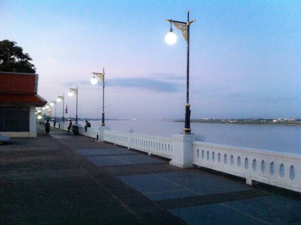 Riverfront Hotel Мукдахан Екстериор снимка
